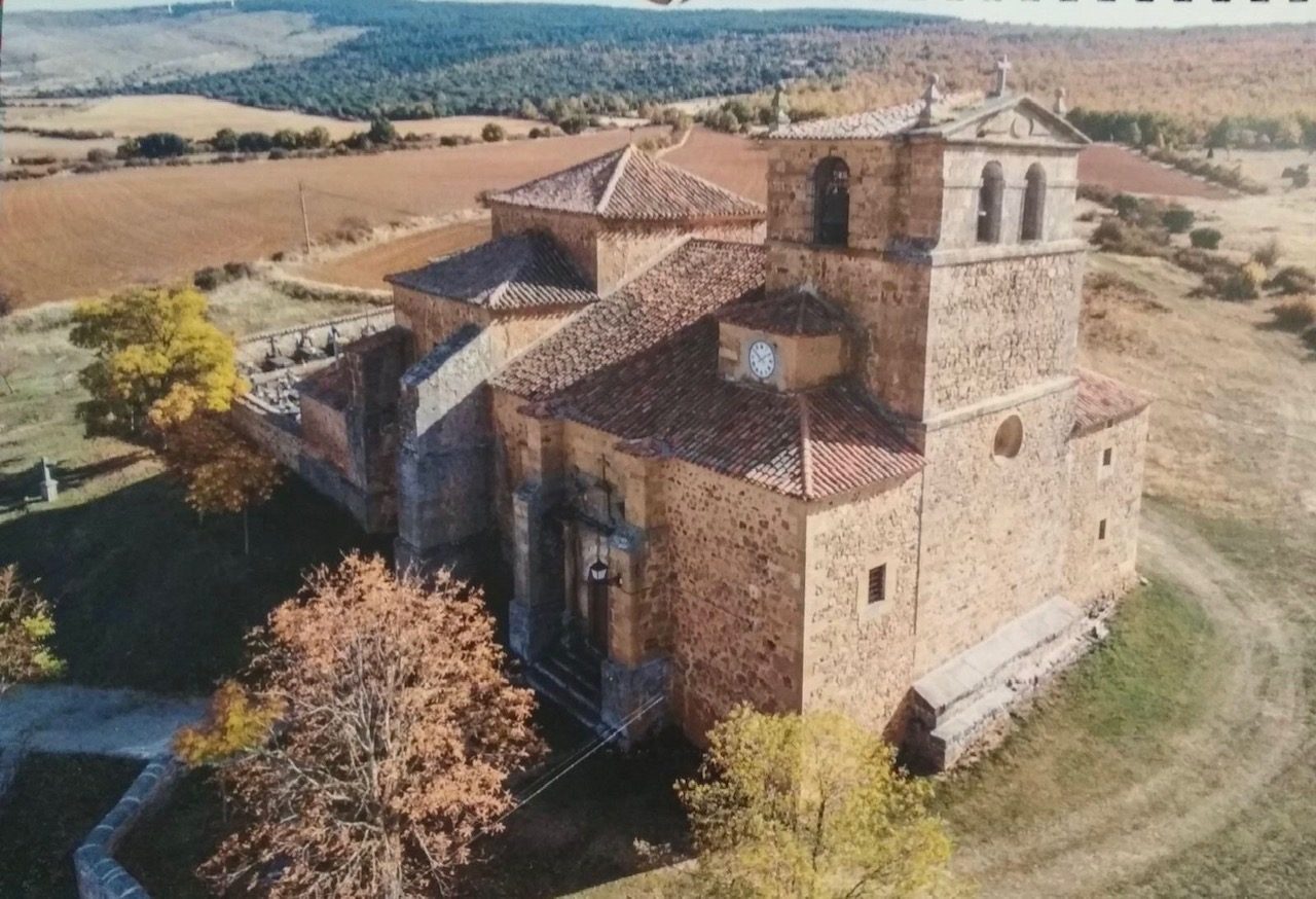 La iglesia de San Juan Bautista, junto a la finca