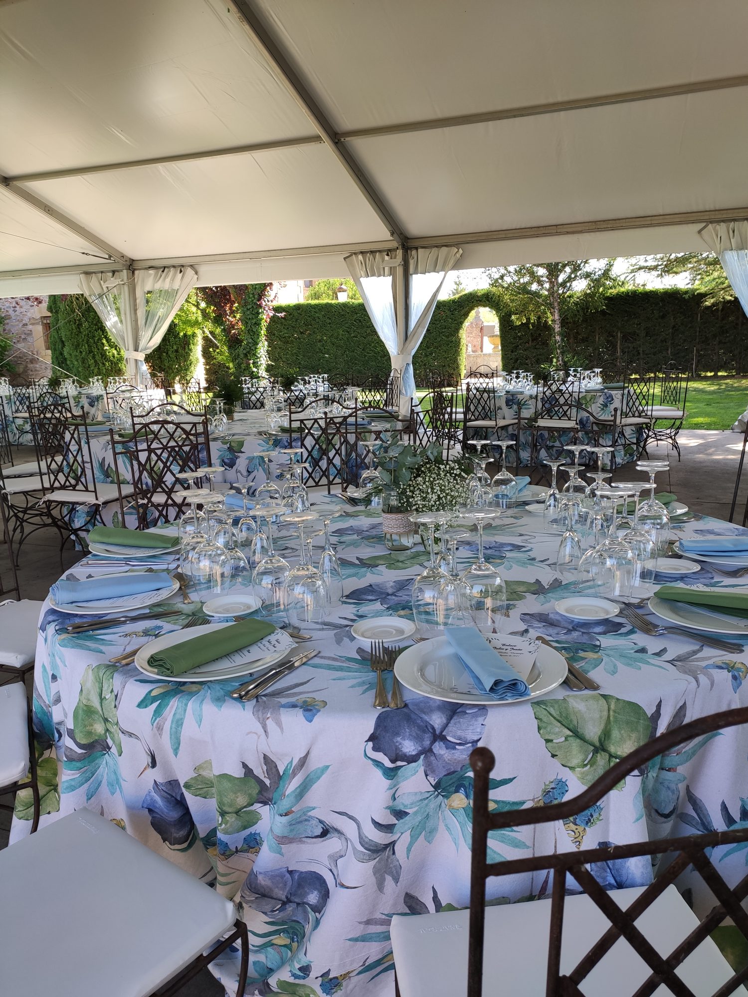 Detalle de mesa montada en la carpa