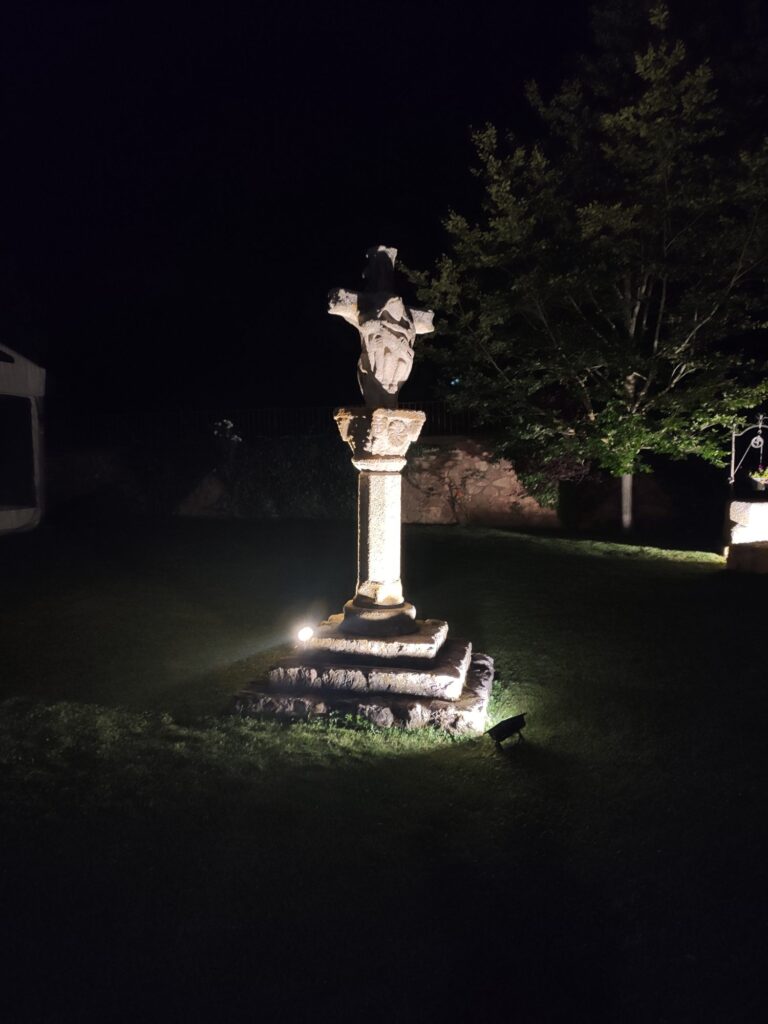Crucero de piedra iluminado