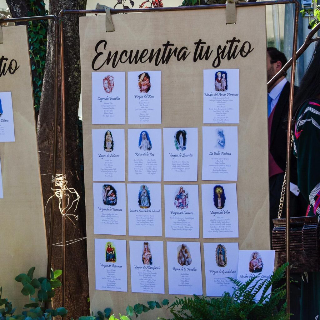 Seating plan de la boda sobre caballete