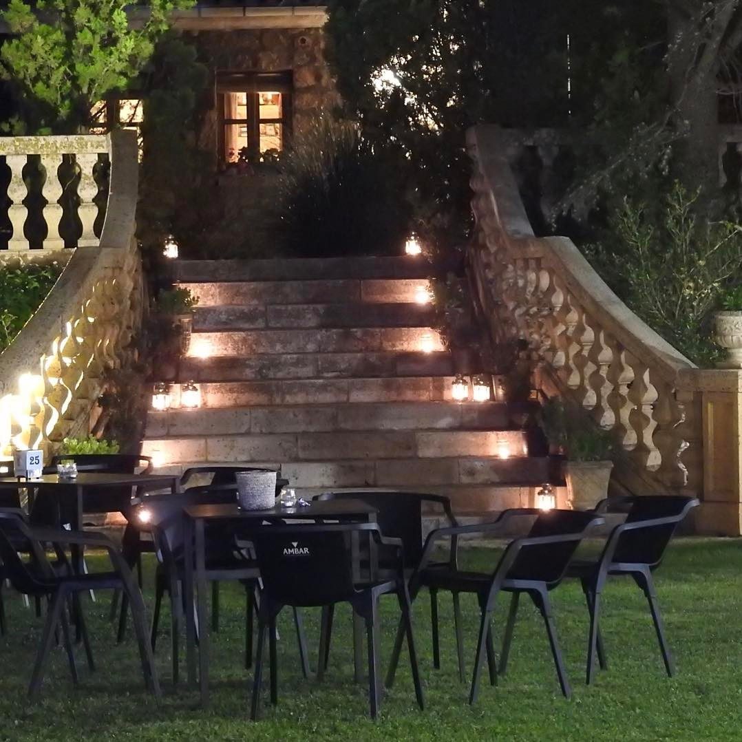 Escalinata iluminada con velas