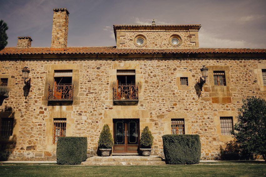 Fachada principal de la casa-palacio con su portada blasonada