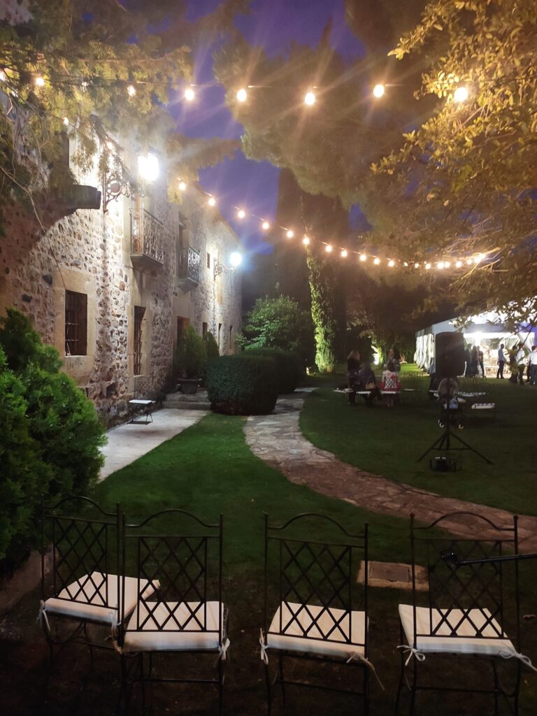 El jardín de la finca iluminado al anochecer