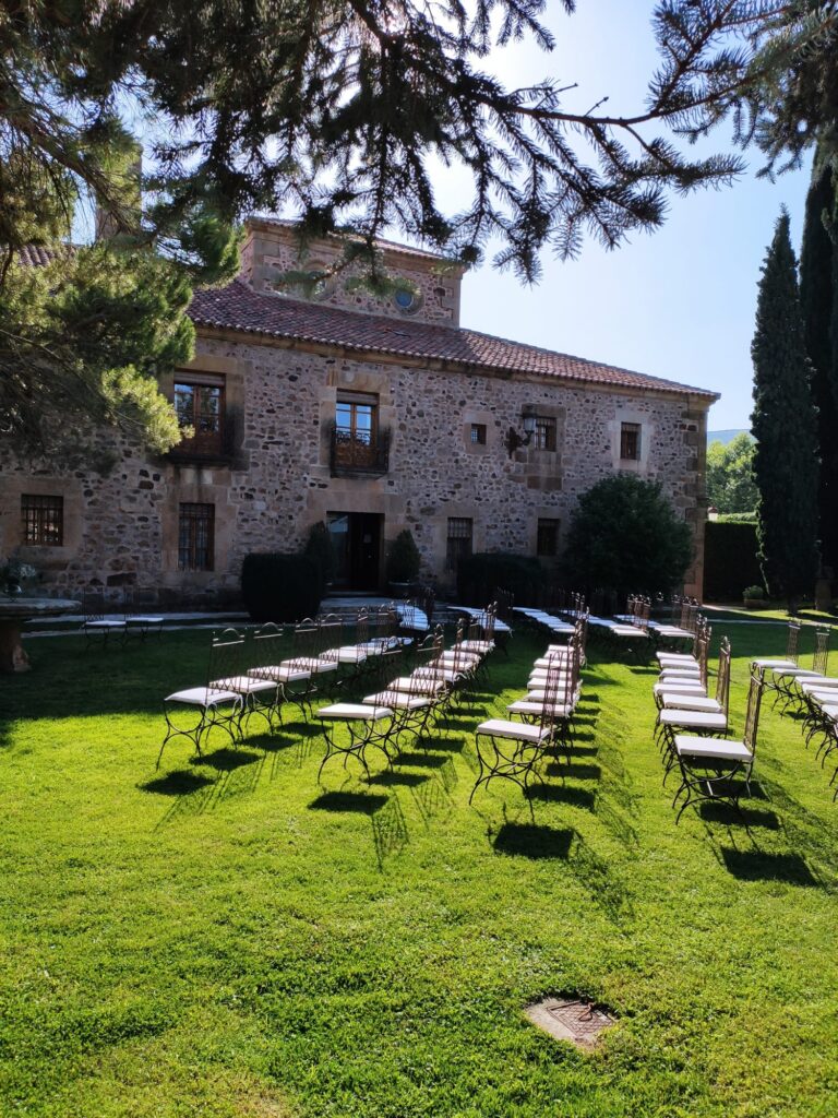 Ceremonia civil en el jardín principal de la finca